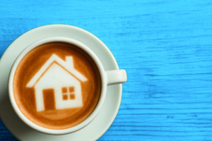 Kaffee mit Latte-Art in Hausform