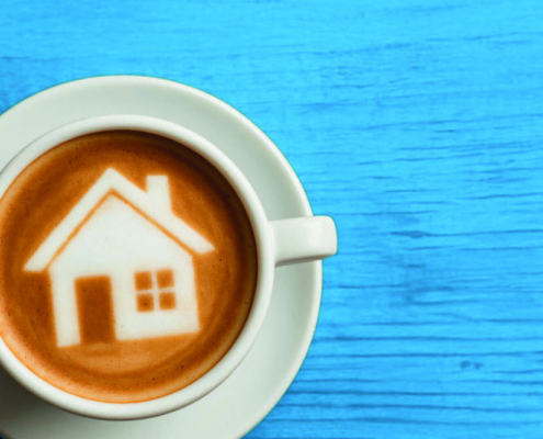 Kaffee mit Latte-Art in Hausform