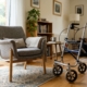 Rollator steht neben Sessel in Wohnzimmer